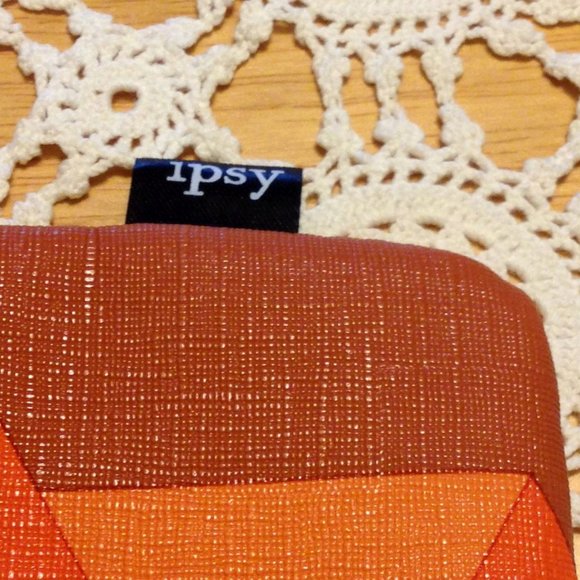 Ipsy Tetris Makeup Bag - zipper close with Tetris block pull - Picture 4 of 6